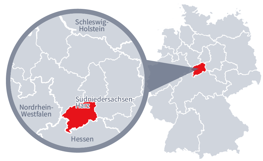 Diese Grafik zeigt eine Karte von Deutschland mit einer detaillierten Ansicht der Region Südniedersachsen-Harz. Südniedersachsen-Harz ist in Rot hervorgehoben und liegt mittig in Deutschland. Ein Lupensymbol vergrößert diesen Bereich, um die Lage genauer darzustellen.